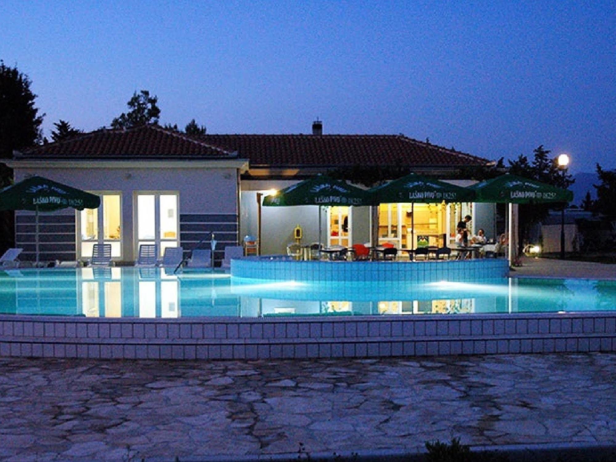 Parc de vacanță Mobile Homes Peros 3*
